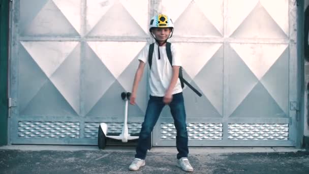 Moderne dreng danser på baggrund af en skinnende port til garagen – Stock-video