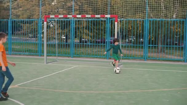 Dois caras jogar futebol no playground — Vídeo de Stock