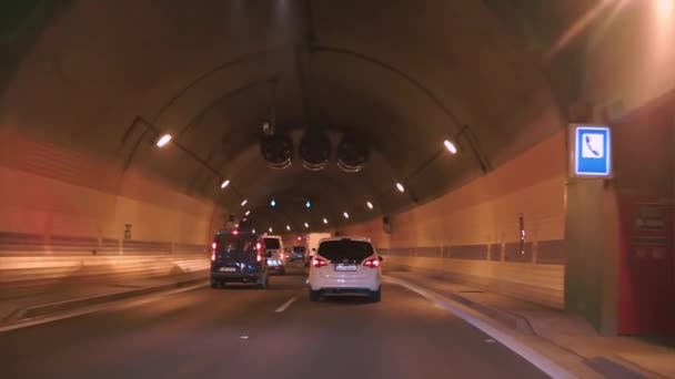 Auto 's die door een donkere tunnel rijden — Stockvideo