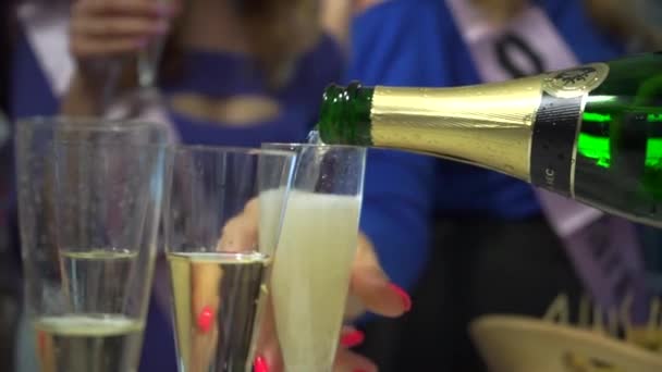 Gros plan d'une bouteille à partir de laquelle le champagne est versé — Video