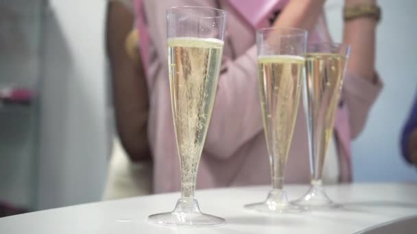 Бокалы шампанского среди людей на вечеринке — стоковое видео