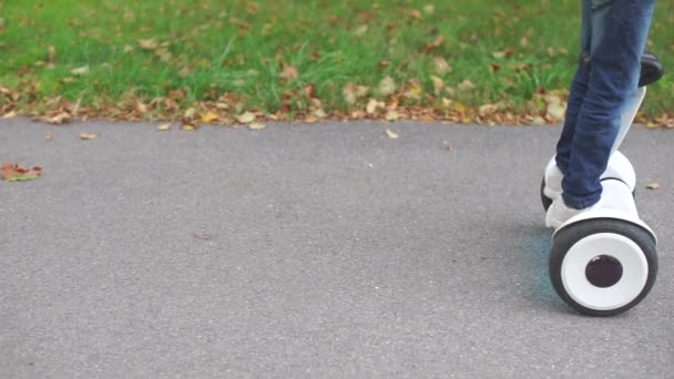Επίδειξη της χρήσης ενός Gyroscooter, κινείται προς τα πίσω κατά μήκος του δρόμου — Αρχείο Βίντεο