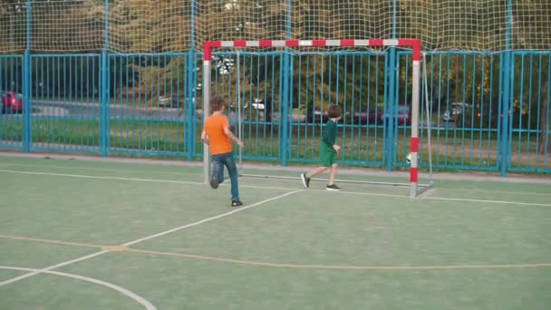 De jongen slaat de voetbal op doel. — Stockvideo