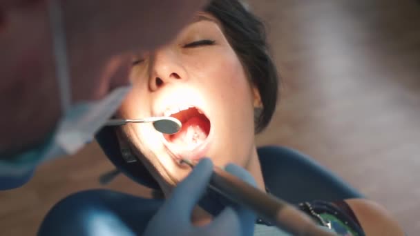 Dentista médico faz próteses para uma menina — Vídeo de Stock