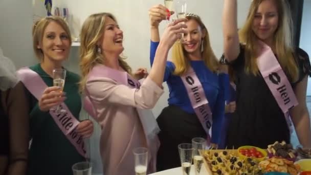 un groupe de filles avec des lunettes, demoiselles d'honneur 