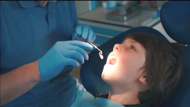 Dentista esamina la bocca di un bambino in un hospita — Video Stock