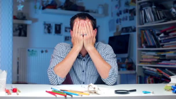 Офісний працівник потирає очі після роботи, втома — стокове відео