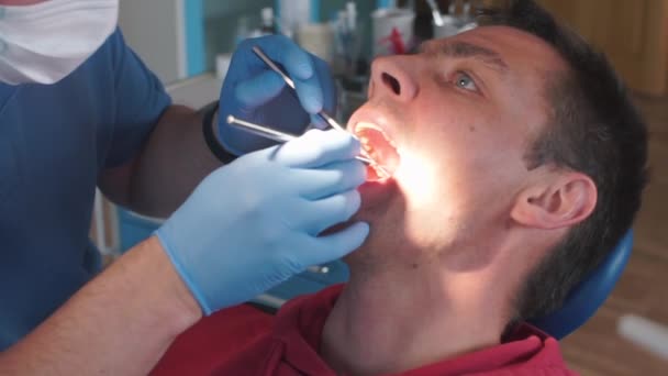 Tandarts controleert tanden bij leger soldaat — Stockvideo