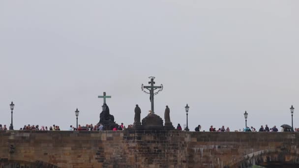 Θέα του σταυρού που στέκεται στη γέφυρα — Αρχείο Βίντεο