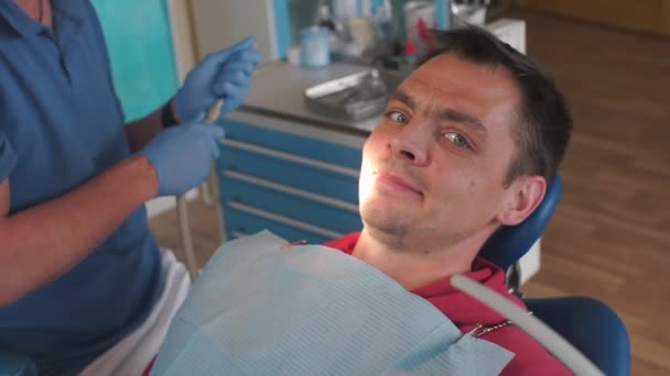 Dentiste prépare le patient pour le traitement dentaire — Video