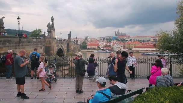 Touristes près du pont Charles foule, prendre des photos, se tenir debout — Video