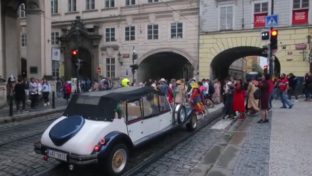 La intersección donde va la gente, los coches de pie, entonces la gente de pie los coches van — Vídeo de stock