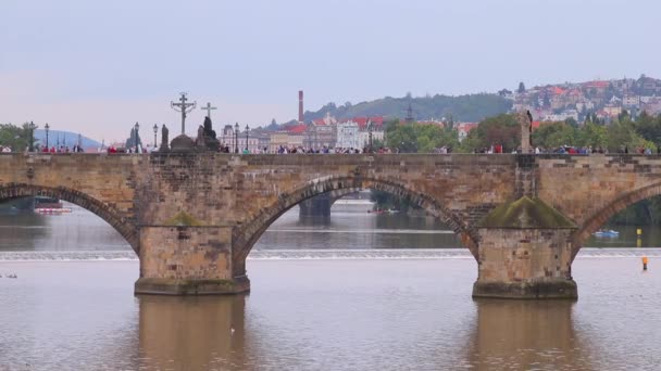 Veduta del Ponte Carlo sul quale passeggiano i turisti — Video Stock