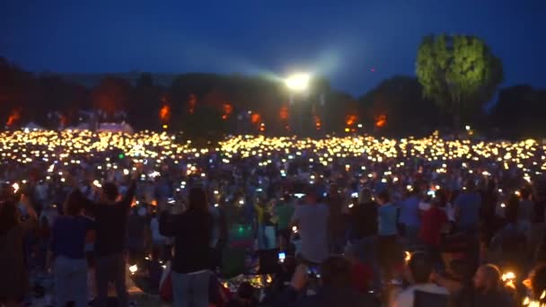 Duża ilość ludzi żyje wieczorem w blasku — Wideo stockowe