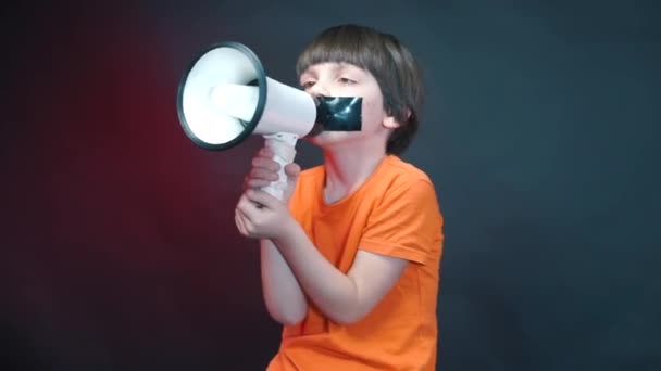 Dítě křičí megafonem.. — Stock video