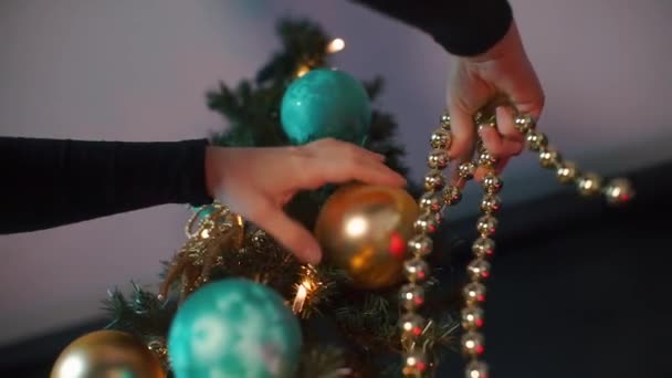 Primer plano de las decoraciones del árbol de Navidad en manos de una niña . — Vídeos de Stock