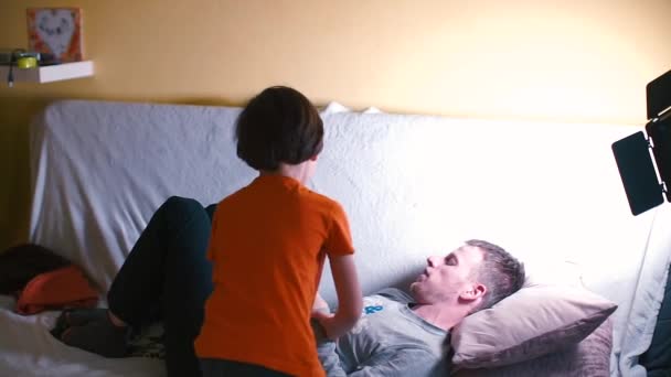 A fiú egy részeg apát ébreszt kézen fogva.. — Stock videók
