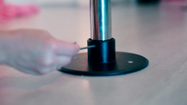 Close-up dari tangan unscrewing sekrup dalam konstruksi logam . — Stok Video
