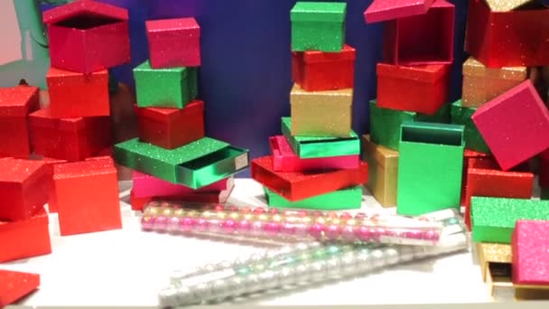 Close-up de caixas de presente e papel de embrulho . — Vídeo de Stock