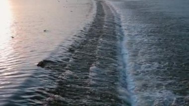 Nehirde su eşiği. Su hızlı akıyor..