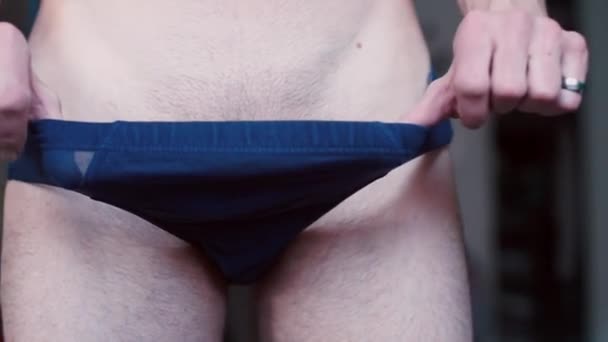 Zbliżenie człowiek ściąga jego majtki z jego ciało. — Wideo stockowe