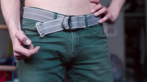 Un homme détache son pantalon, allume un briquet . — Video