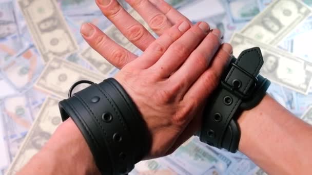 Egy férfi kezei fekete, puha bilincsben.. — Stock videók