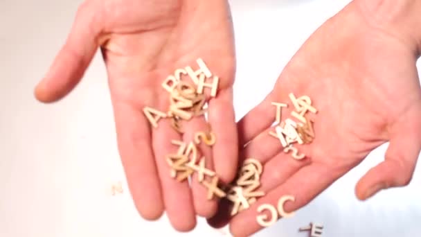 Close-up dari huruf-huruf alfabet bahasa Inggris di telapak tangan seorang pria . — Stok Video
