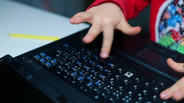 Primo piano di mani di un ragazzo che picchietta le dita su una tastiera di computer portatile . — Video Stock