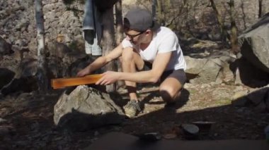 Adam taşın üzerine bir masa koydu.