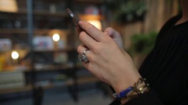 Kız cep telefonu kullanıyor.