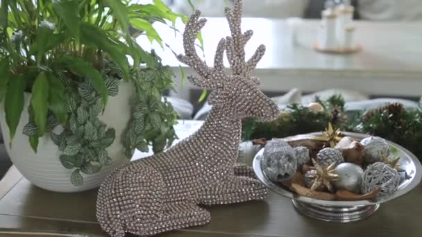 Інтер'єр іграшкового оленя на столі з ліхтариком — стокове відео