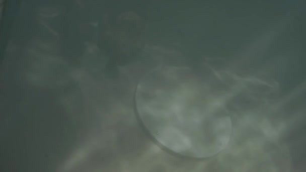Pojke och flicka står i strålarna av ljus från vattnet — Stockvideo