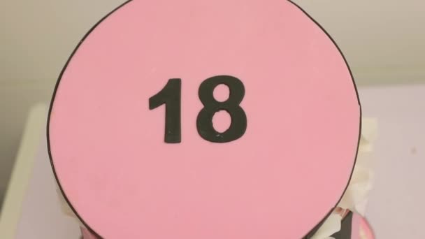 ピンクの背景の18番 — ストック動画