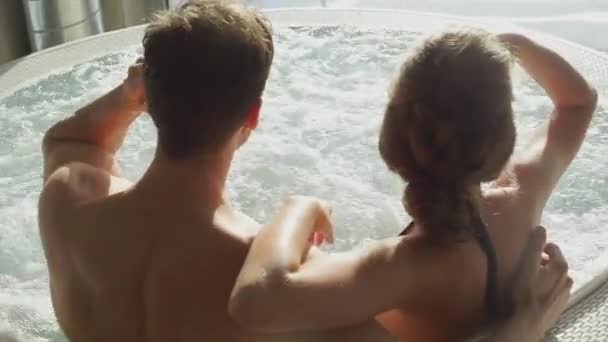 Ragazzo e ragazza sono in il jacuzzi — Video Stock