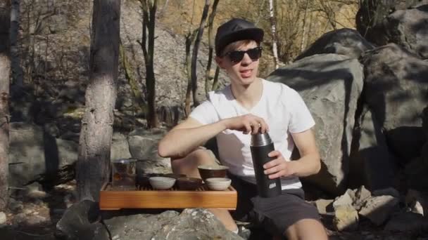 Guy pours water from a thermos — 비디오