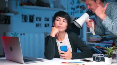 Koca, akıllı telefon kullanan karısına bağırır.