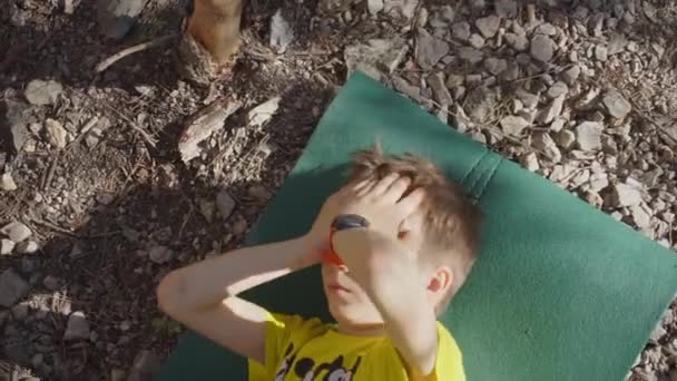 Il bambino si trova sul tappeto turistico — Video Stock