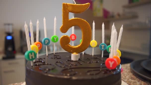 Chocolade verjaardagstaart met kaarsen en nummer vijf — Stockvideo