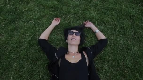 Girl lying on the green grass — Stock Video