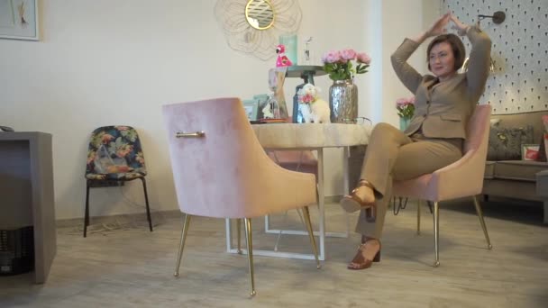 Femme assise sur une chaise se reposant — Video