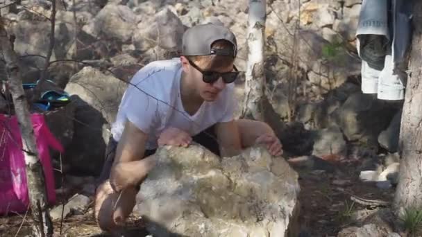 Der Kerl bewegt den Stein aus nächster Nähe — Stockvideo