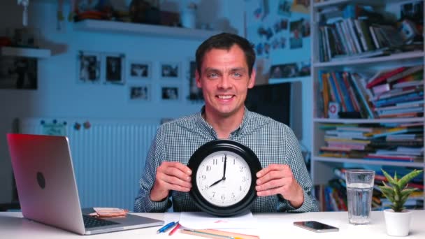 Un ragazzo allegro tiene un orologio in mano su un orologio alle 08: 00 orario . — Video Stock