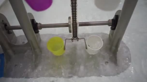 Mechanische Mühle aus Plastikgläsern — Stockvideo