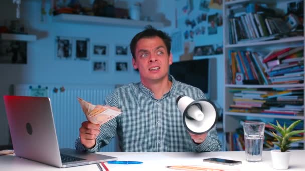 Επιχειρηματίας με χρήματα στα χέρια φωνάζοντας σε ένα μεγάφωνο στο γραφείο — Αρχείο Βίντεο