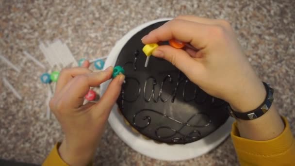 Színes gyertyák beállítása a tortán — Stock videók