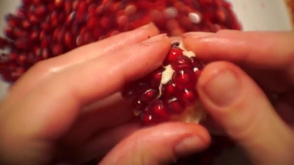 Tutup, tangan mengukir buah delima — Stok Video