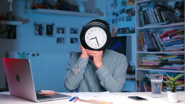 Un employé de bureau tient une montre au lieu d'une tête. Flèches se déplacent rapidement . — Video