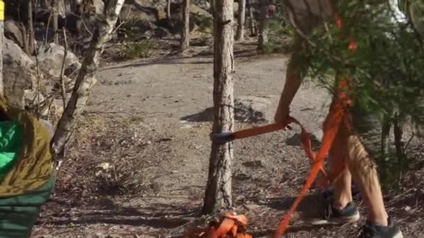 Der Kerl bindet das Seil an den Baum, Nahaufnahme — Stockvideo