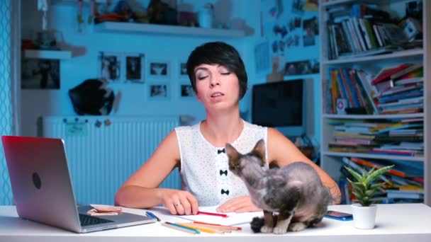 Un employé de bureau allergique assis à un bureau éternue à partir de poils d'animaux . — Video